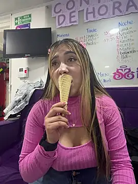 ManuelaVeeleez online show from April 2, 2026, 7:11 pm