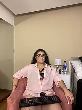 AlmaraRouge online show from April 23, 2026, 8:11 pm