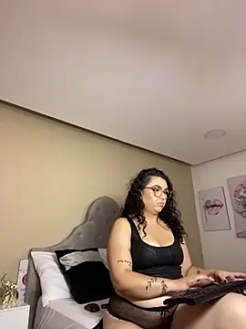 Snapshot of AlmaraRouge chatting on May 2, 2026, 8:25 pm AlmaraRouge online show from May 2, 2026, 8:25 pm