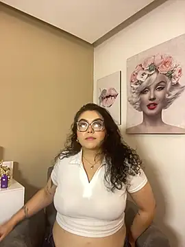 Snapshot of AlmaraRouge chatting on May 9, 2026, 8:14 pm AlmaraRouge online show from May 9, 2026, 8:14 pm