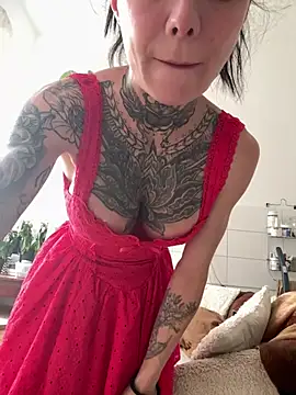 Snapshot of SkinnyLilly chatting on July 28, 2026, 12:34 pm SkinnyLilly online show from July 28, 2026, 12:34 pm