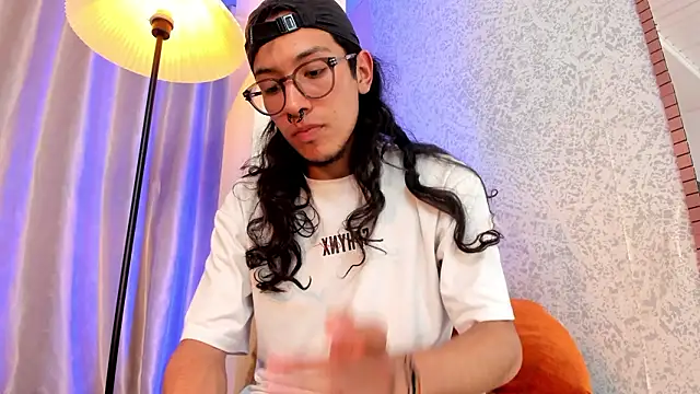 Snapshot of Enzo_rey chatting on March 3, 2026, 9:21 pm Enzo rey online show from March 3, 2026, 9:21 pm