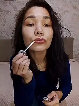 HollyXMolly online show from March 18, 2026, 5:49 pm