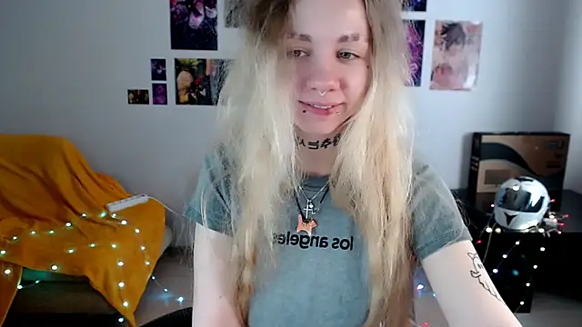 Nica Kawaii online show from April 10, 2026, 7:57 am