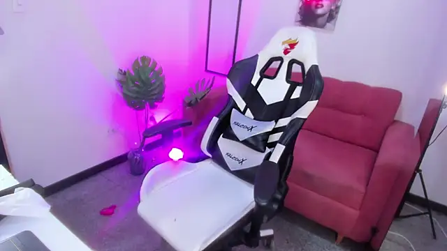 lexy the best online show from April 15, 2026, 8:09 pm