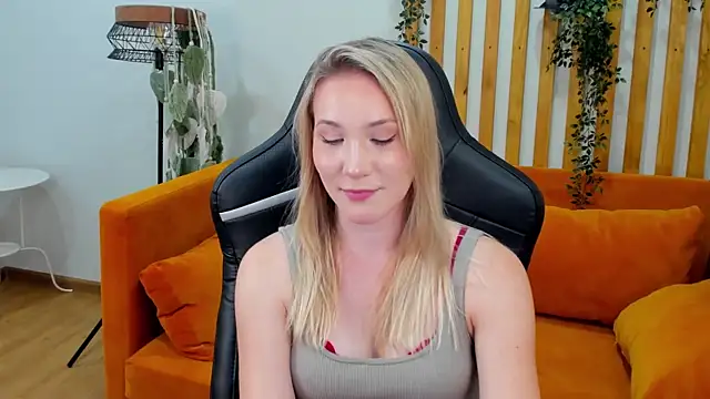 Snapshot of ElaraVoltage chatting on July 10, 2026, 5:04 pm ElaraVoltage online show from July 10, 2026, 5:04 pm