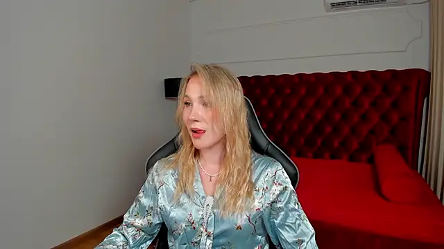 Snapshot of ElaraVoltage chatting on July 17, 2026, 5:07 pm ElaraVoltage online show from July 17, 2026, 5:07 pm
