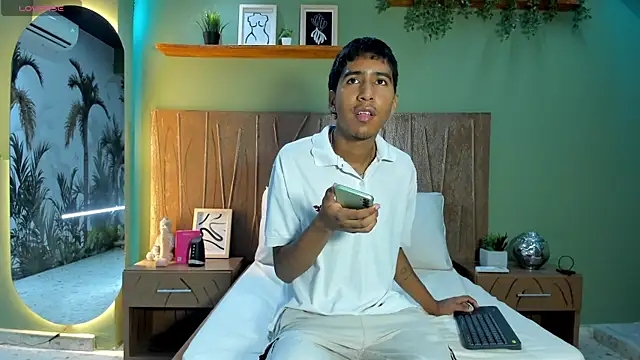 Snapshot of Ender_h0tt chatting on July 6, 2026, 9:06 pm Ender h0tt online show from July 6, 2026, 9:06 pm