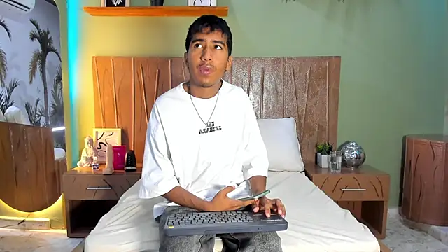 Snapshot of Ender_h0tt chatting on July 31, 2026, 10:09 pm Ender h0tt online show from July 31, 2026, 10:09 pm