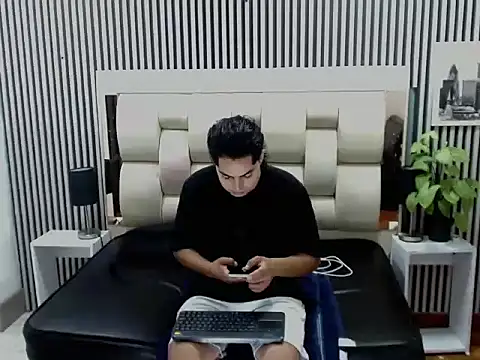 Alex Wolft online show from May 4, 2026, 12:01 pm