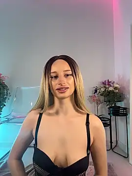 ScarletFlameee online show from May 14, 2026, 5:47 am
