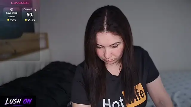 Snapshot of Realm_Of_Desire chatting on June 1, 2026, 3:36 pm Realm Of Desire online show from June 1, 2026, 3:36 pm