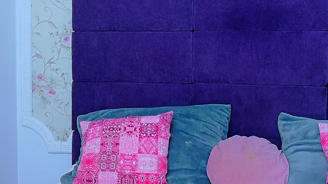 NataliaCroft online show from April 28, 2026, 2:11 pm