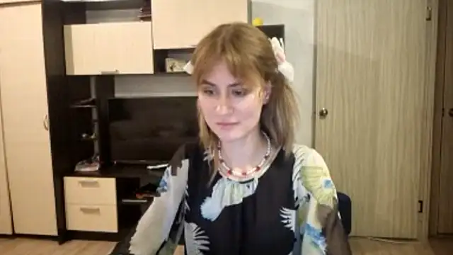 ElenoreHolguin online show from April 11, 2026, 4:22 pm