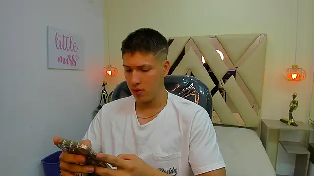 AlessandroFranco online show from April 20, 2026, 7:04 pm