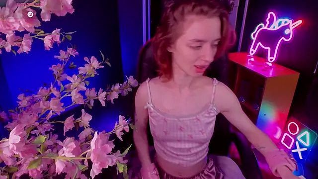 Pretty Victoria online show from April 22, 2026, 11:12 am