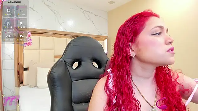Snapshot of luna_veega chatting on June 17, 2026, 5:03 pm luna veega online show from June 17, 2026, 5:03 pm