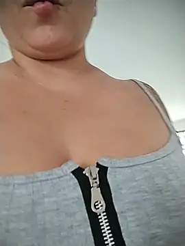 Snapshot of Emimly_Rose chatting on July 28, 2026, 3:21 pm Emimly Rose online show from July 28, 2026, 3:21 pm