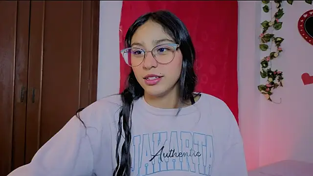 PaulaCutexs online show from May 18, 2026, 4:18 am
