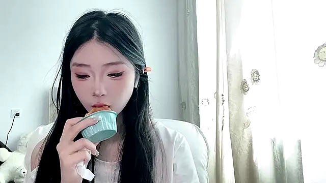 yiyibaby2026 online show from May 5, 2026, 2:52 am