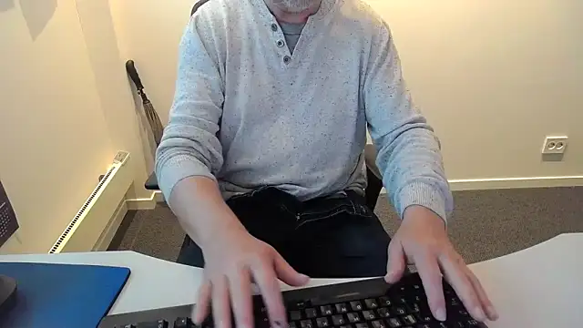 Snapshot of Buggemann chatting on June 4, 2026, 3:23 am Buggemann online show from June 4, 2026, 3:23 am