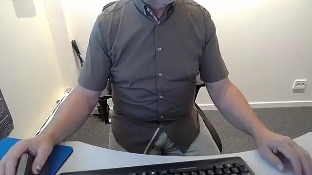 Snapshot of Buggemann chatting on July 2, 2026, 3:23 am Buggemann online show from July 2, 2026, 3:23 am