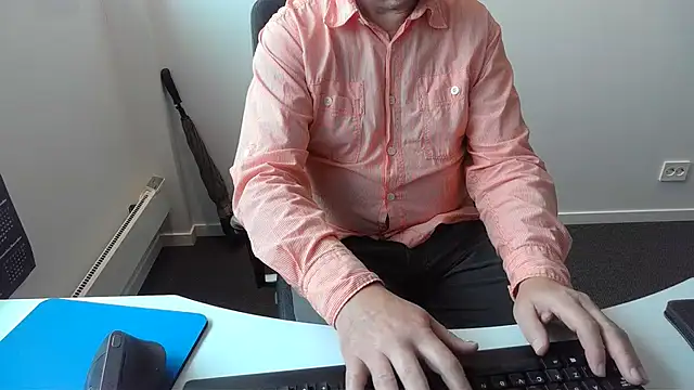 Snapshot of Buggemann chatting on July 7, 2026, 7:23 am Buggemann online show from July 7, 2026, 7:23 am