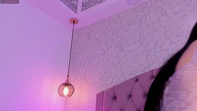 saraa joness  online show from April 25, 2026, 6:27 pm