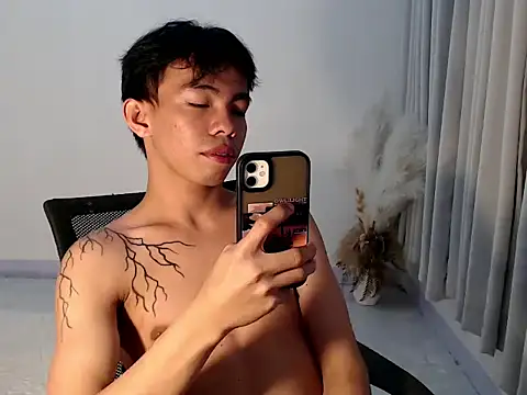 Snapshot of hottasianboy chatting on August 3, 2026, 3:27 pm hottasianboy online show from August 3, 2026, 3:27 pm