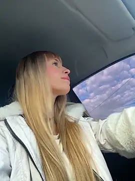 Camilabarbietoscano online show from March 13, 2026, 11:50 am