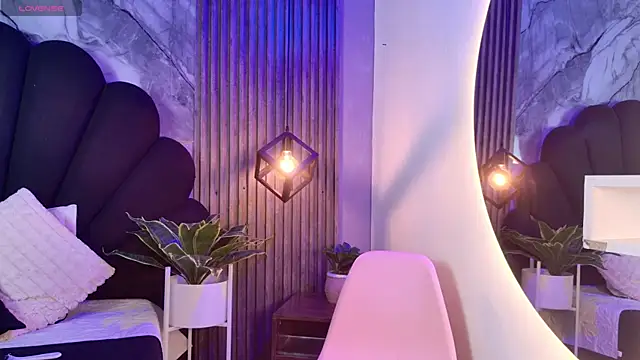  charlotte quee  online show from April 27, 2026, 1:42 pm