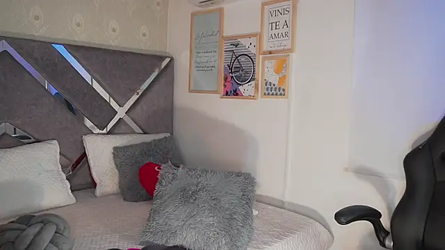 Naomi-Gray online show from April 16, 2026, 9:39 pm