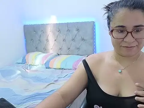 estrellajunior online show from June 12, 2026, 11:42 am