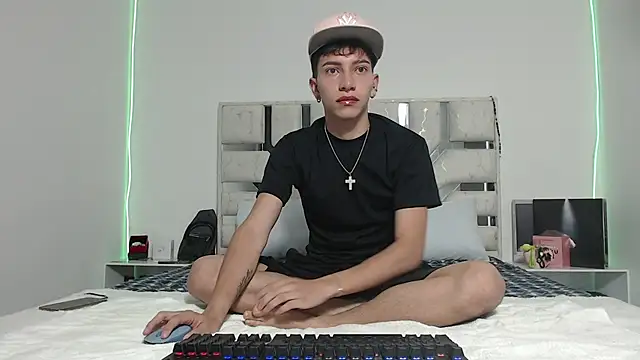 Snapshot of tiam_muller_fenix chatting on April 8, 2026, 12:32 am tiam muller fenix online show from April 8, 2026, 12:32 am