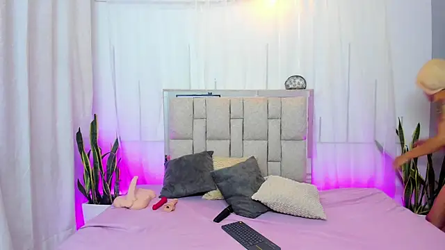 Cherry Scarlet  online show from May 22, 2026, 11:32 pm
