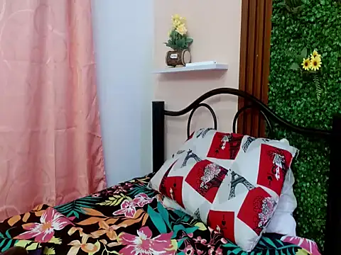 hotlatinaluna23 online show from April 17, 2026, 7:39 pm