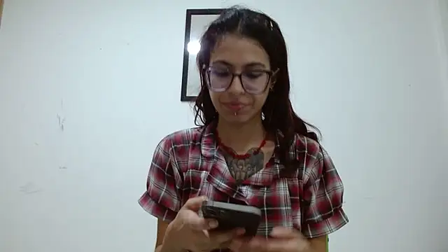 Emily Lopera online show from May 5, 2026, 12:07 am