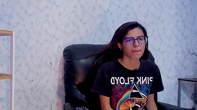 Emily Lopera online show from July 4, 2026, 3:40 pm
