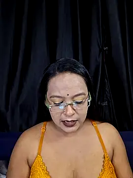 Snapshot of hornyrosy321 chatting on June 19, 2026, 4:33 pm hornyrosy321 online show from June 19, 2026, 4:33 pm