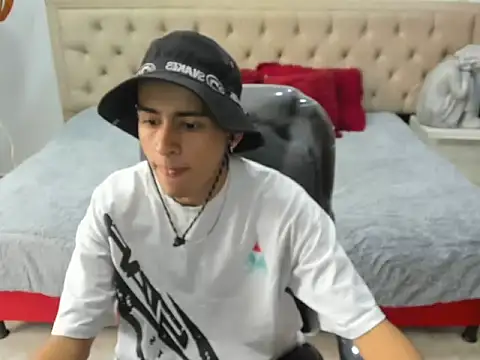 Cristoferr 10 online show from March 15, 2026, 6:03 pm