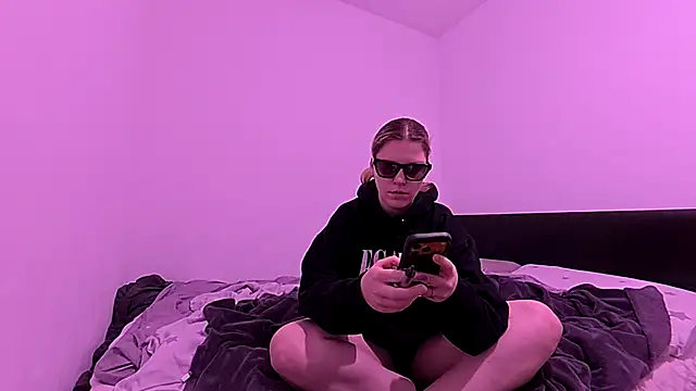 Snapshot of MimiMxRR chatting on March 19, 2026, 6:23 pm MimiMxRR online show from March 19, 2026, 6:23 pm