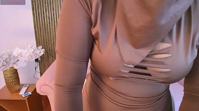 Aminaa Kaarim online show from April 12, 2026, 7:08 pm