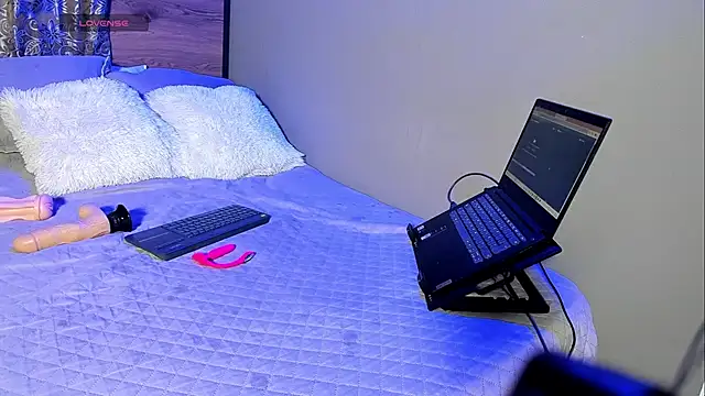 Enzoo98  online show from March 15, 2026, 1:11 am