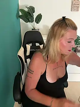 SuesseAurelie1 online show from June 19, 2026, 4:11 pm