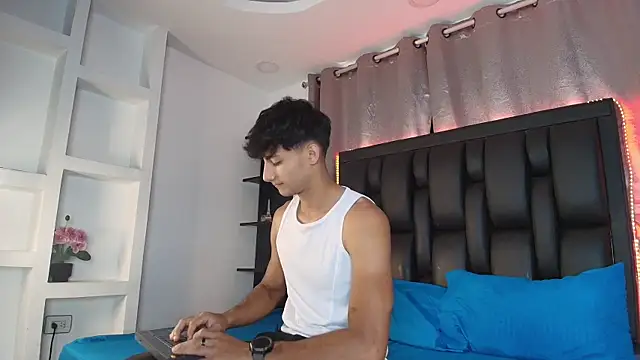 Snapshot of MaxiimoRomano_ chatting on June 17, 2026, 4:19 pm MaxiimoRomano online show from June 17, 2026, 4:19 pm