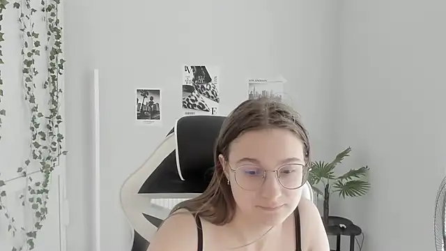Snapshot of Mia_kristal chatting on June 26, 2026, 8:41 am Mia kristal online show from June 26, 2026, 8:41 am