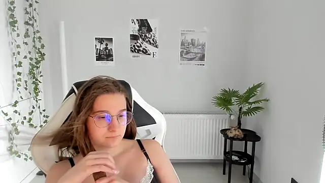 Snapshot of Mia_kristal chatting on July 21, 2026, 8:27 am Mia kristal online show from July 21, 2026, 8:27 am