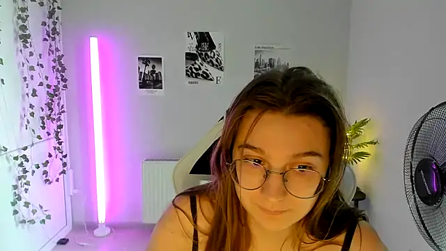 Snapshot of Mia_kristal chatting on July 26, 2026, 8:21 am Mia kristal online show from July 26, 2026, 8:21 am