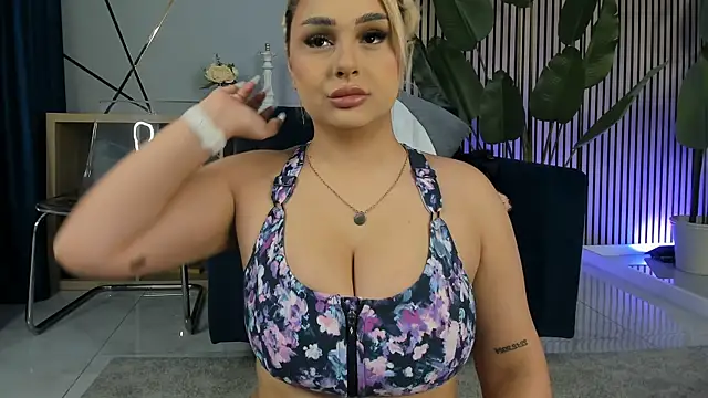 CurvyyVanessa online show from March 28, 2026, 4:45 am