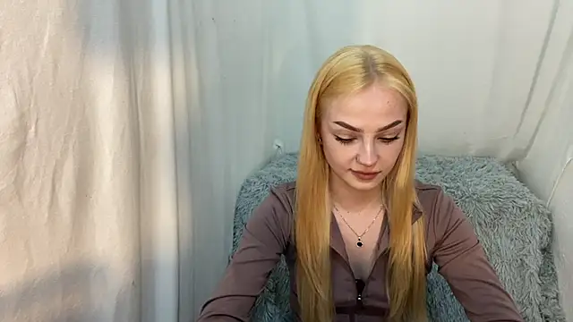 EvaKapnist online show from April 13, 2026, 8:25 pm